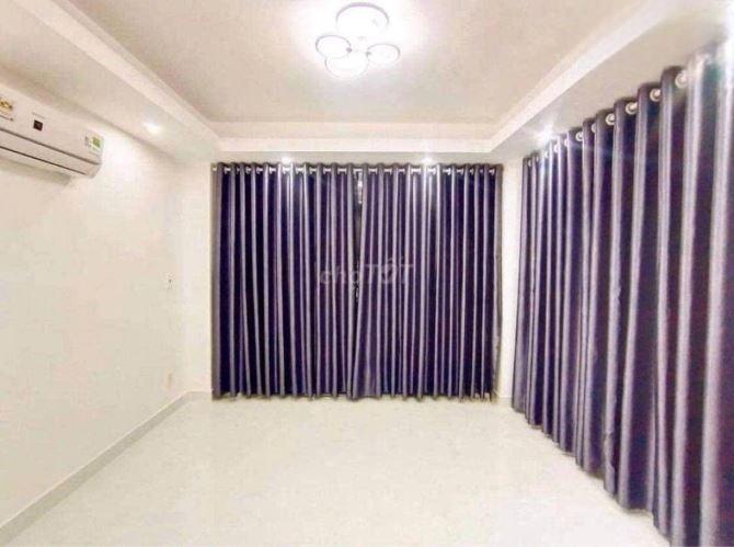 Chỉ 3 tỷ hơn. Nhà 3 tầng còn mới. Gồm 2PN. 3WC. Hoàn công đầy đủ. Ngay Tô Hiến Thành. Q10.