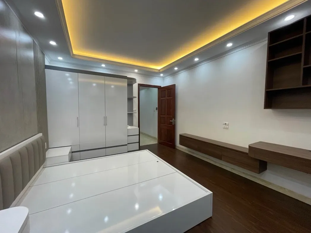 Nhỉnh 8 tỷ , nhà 58 m, 4 tầng ô tô qua nhà đỗ cửa , ngay thượng thanh - Long biên