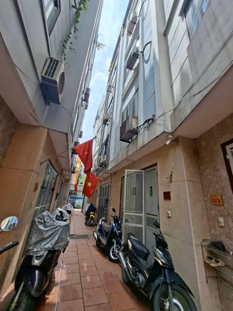 6.5 TỶ NHỈNH SỞ HỮU NGAY NHÀ ĐẸP NGUYỄN VĂN LINH – THẠCH BÀN, LONG BIÊN. DIÊN TÍCH: 36M2| 5 TẦNG| MT 4.08M. 
Ô TÔ ĐẬU NGAY CỔNG - CÁCH AEON MALL 1 KM -.TRONG TẦM NGẮM ANH CHỊ CÓ TÀI CHÍNH TỐT.