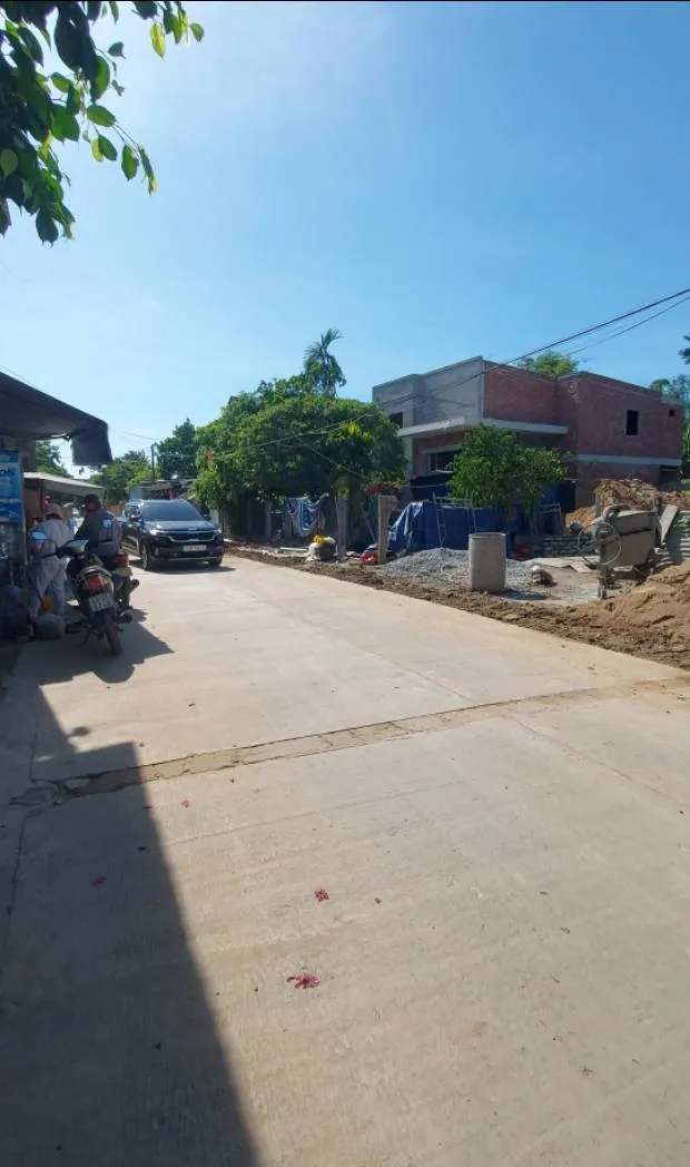 Mặt tiền đường Phong Nam Hòa Châu Đà Nẵng. Đường 7.5m .Đang thi công nâng lên 10.5m