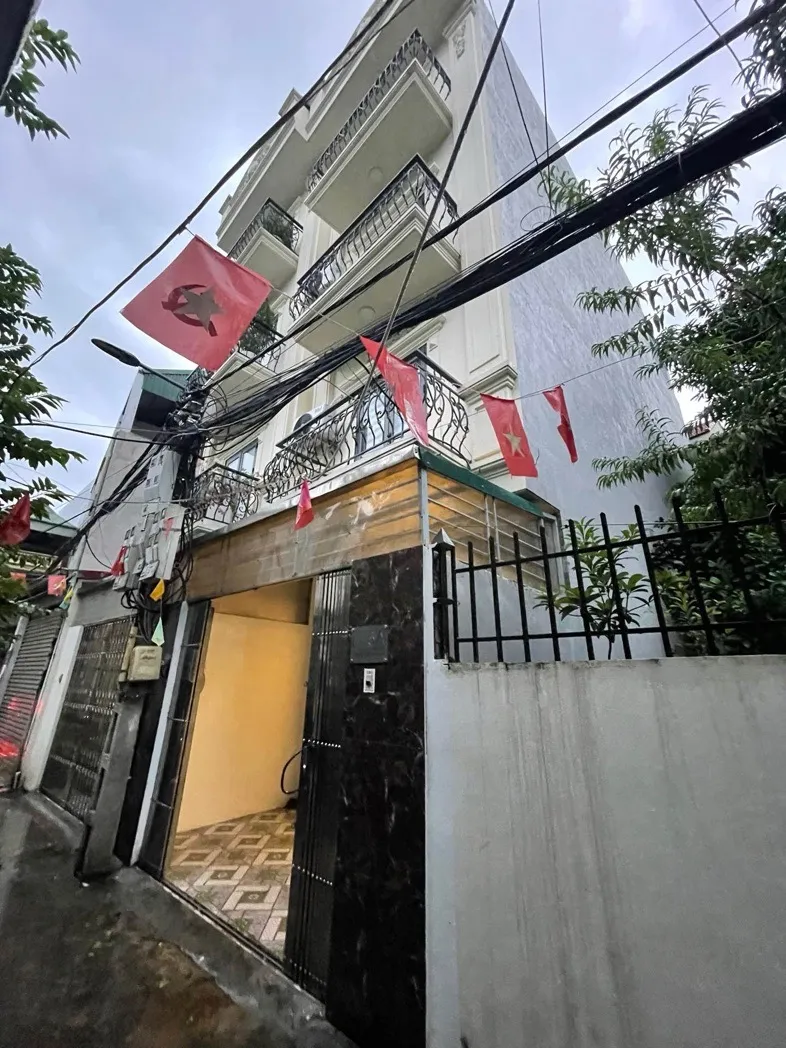Nhỉnh 8 tỷ , nhà 58 m, 4 tầng ô tô qua nhà đỗ cửa , ngay thượng thanh - Long biên
