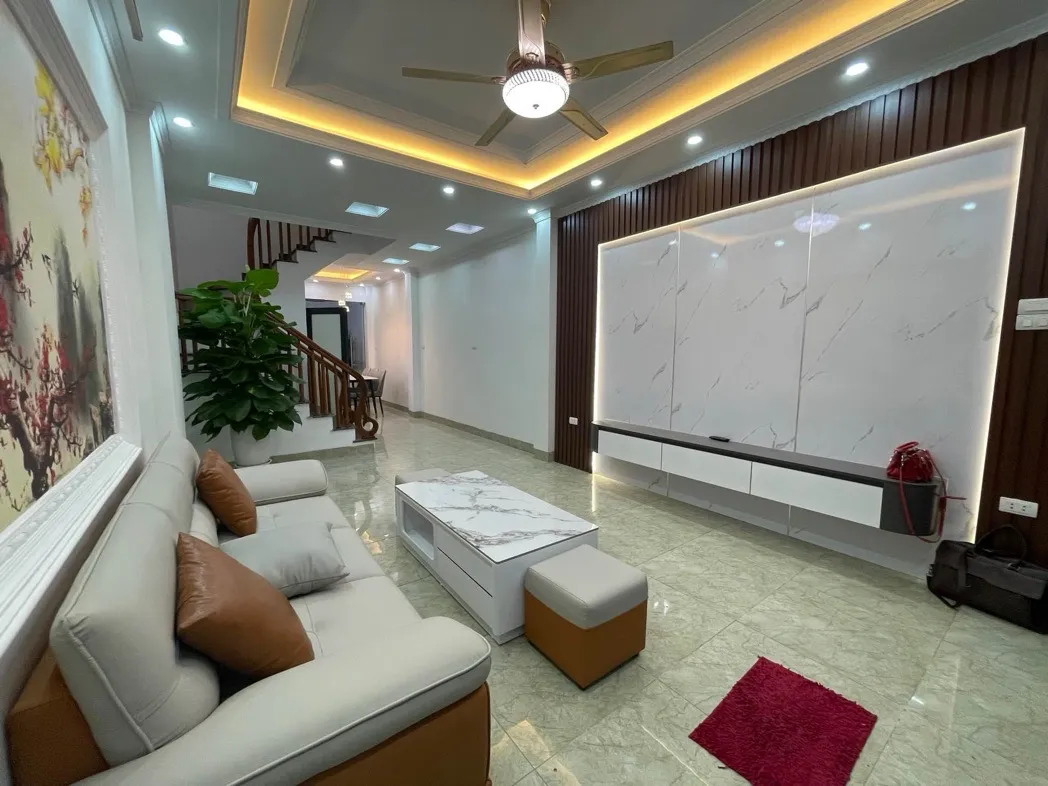 Nhỉnh 8 tỷ , nhà 58 m, 4 tầng ô tô qua nhà đỗ cửa , ngay thượng thanh - Long biên