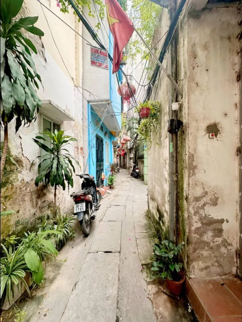 10.7 TỶ NHỈNH SỞ HỮU LÔ ĐẤT VÀNG THỤY KHUÊ – GẦN TRÍCH SÀI, HỒ TÂY | TIỀM NĂNG ĐẦU TƯ CAO. DT: 72M2/ SẴN NHÀ CẤP 4 2 TẦNG/ MT: 5.4M (NỞ HẬU 6.4M). TRONG TẦM NGẮM ANH CHỊ TÀI CHÍNH TỐT SĂN TÌM.