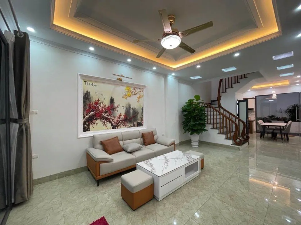 Nhỉnh 8 tỷ , nhà 58 m, 4 tầng ô tô qua nhà đỗ cửa , ngay thượng thanh - Long biên