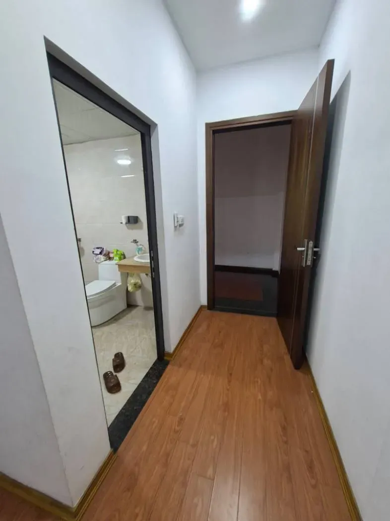6.5 TỶ NHỈNH SỞ HỮU NGAY NHÀ ĐẸP NGUYỄN VĂN LINH – THẠCH BÀN, LONG BIÊN. DIÊN TÍCH: 36M2| 5 TẦNG| MT 4.08M. 
Ô TÔ ĐẬU NGAY CỔNG - CÁCH AEON MALL 1 KM -.TRONG TẦM NGẮM ANH CHỊ CÓ TÀI CHÍNH TỐT.