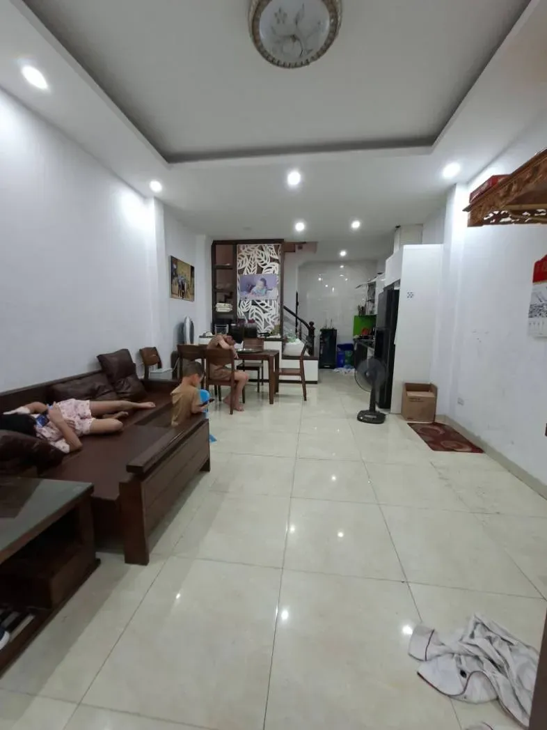 6.5 TỶ NHỈNH SỞ HỮU NGAY NHÀ ĐẸP NGUYỄN VĂN LINH – THẠCH BÀN, LONG BIÊN. DIÊN TÍCH: 36M2| 5 TẦNG| MT 4.08M. 
Ô TÔ ĐẬU NGAY CỔNG - CÁCH AEON MALL 1 KM -.TRONG TẦM NGẮM ANH CHỊ CÓ TÀI CHÍNH TỐT.