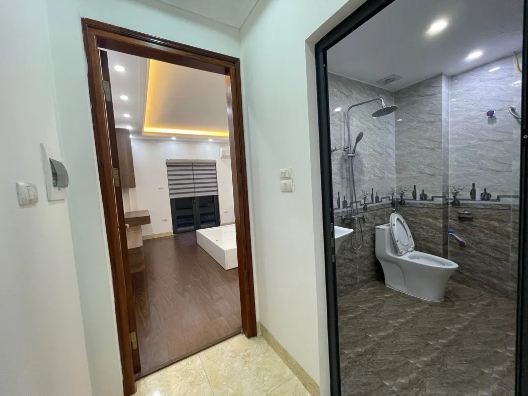 Nhỉnh 8 tỷ , nhà 58 m, 4 tầng ô tô qua nhà đỗ cửa , ngay thượng thanh - Long biên