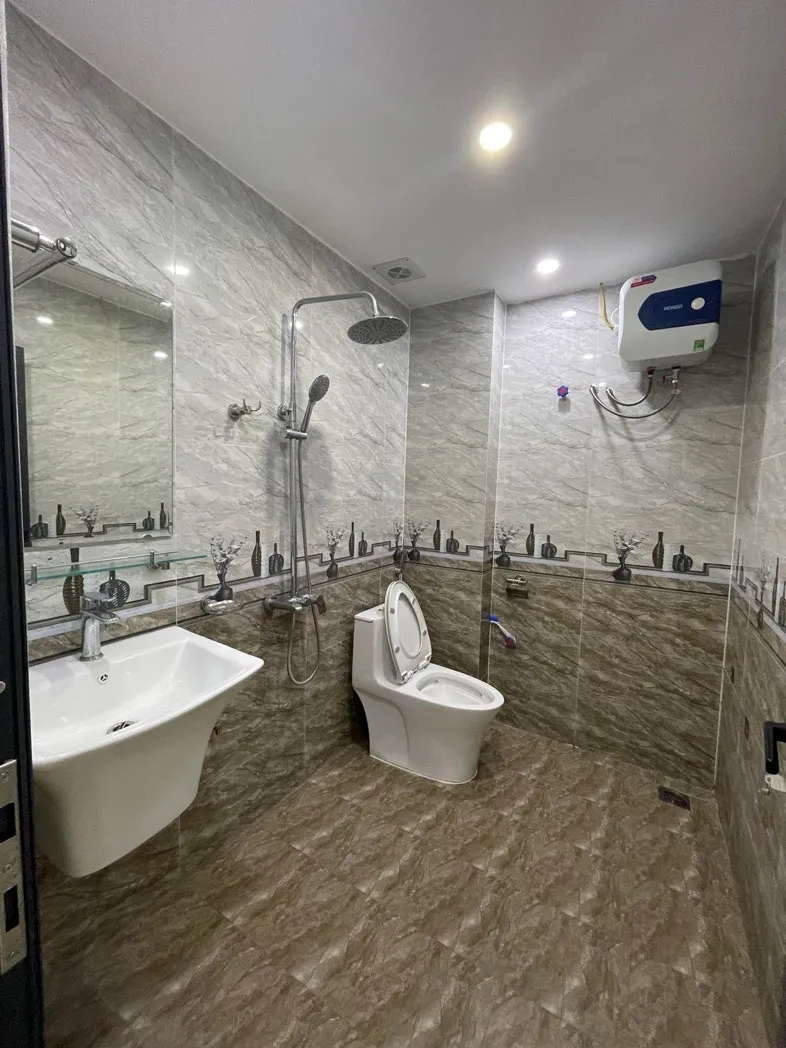 Nhỉnh 8 tỷ , nhà 58 m, 4 tầng ô tô qua nhà đỗ cửa , ngay thượng thanh - Long biên