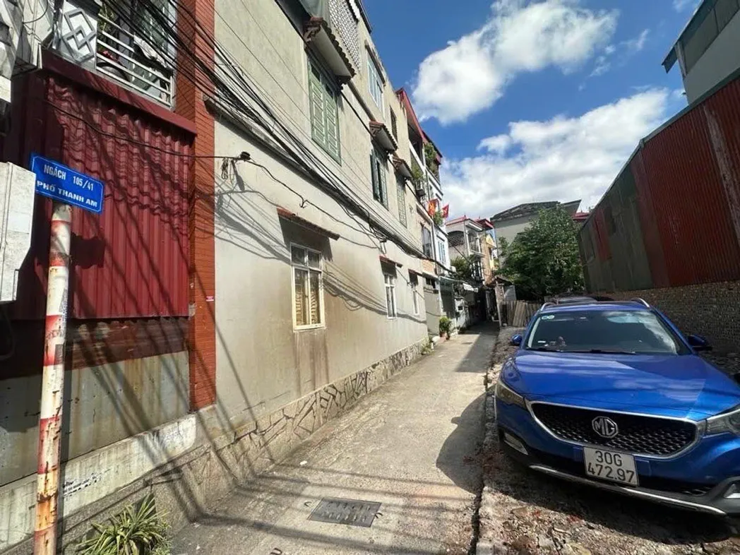 Nhỉnh 8 tỷ , nhà 58 m, 4 tầng ô tô qua nhà đỗ cửa , ngay thượng thanh - Long biên