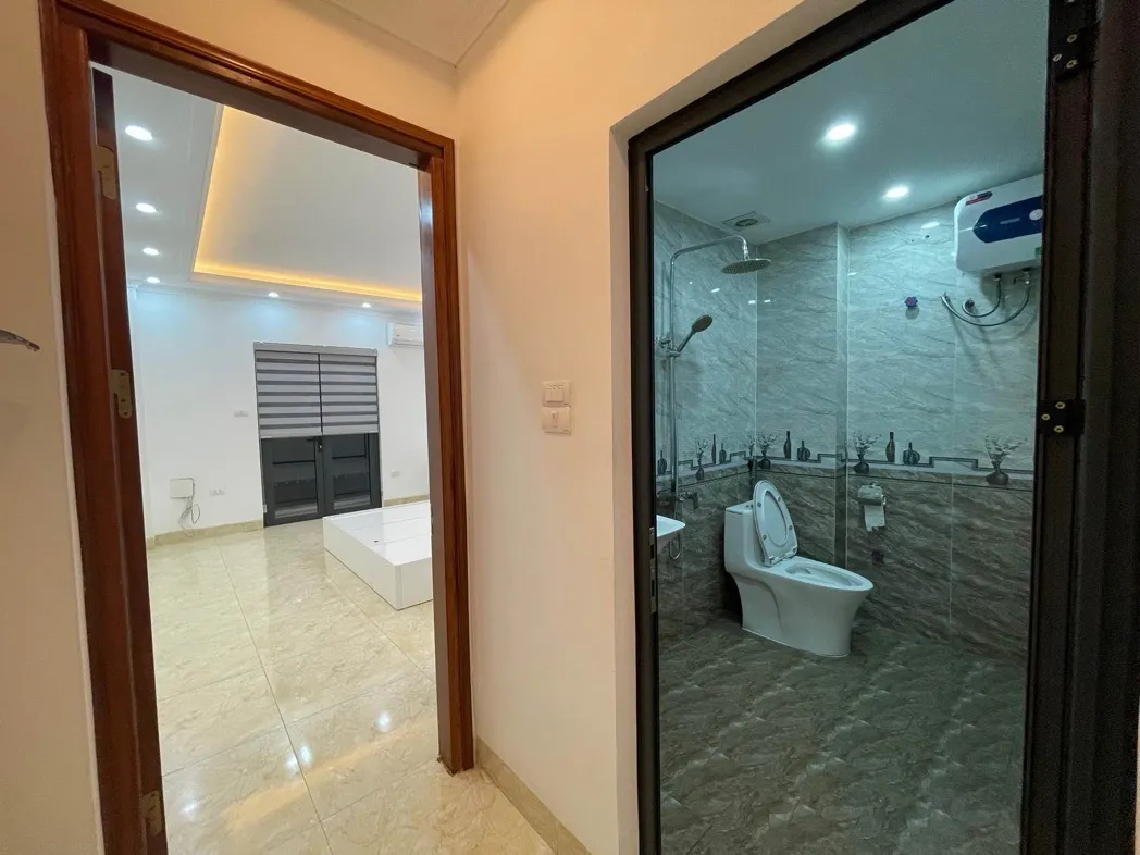 Nhỉnh 8 tỷ , nhà 58 m, 4 tầng ô tô qua nhà đỗ cửa , ngay thượng thanh - Long biên