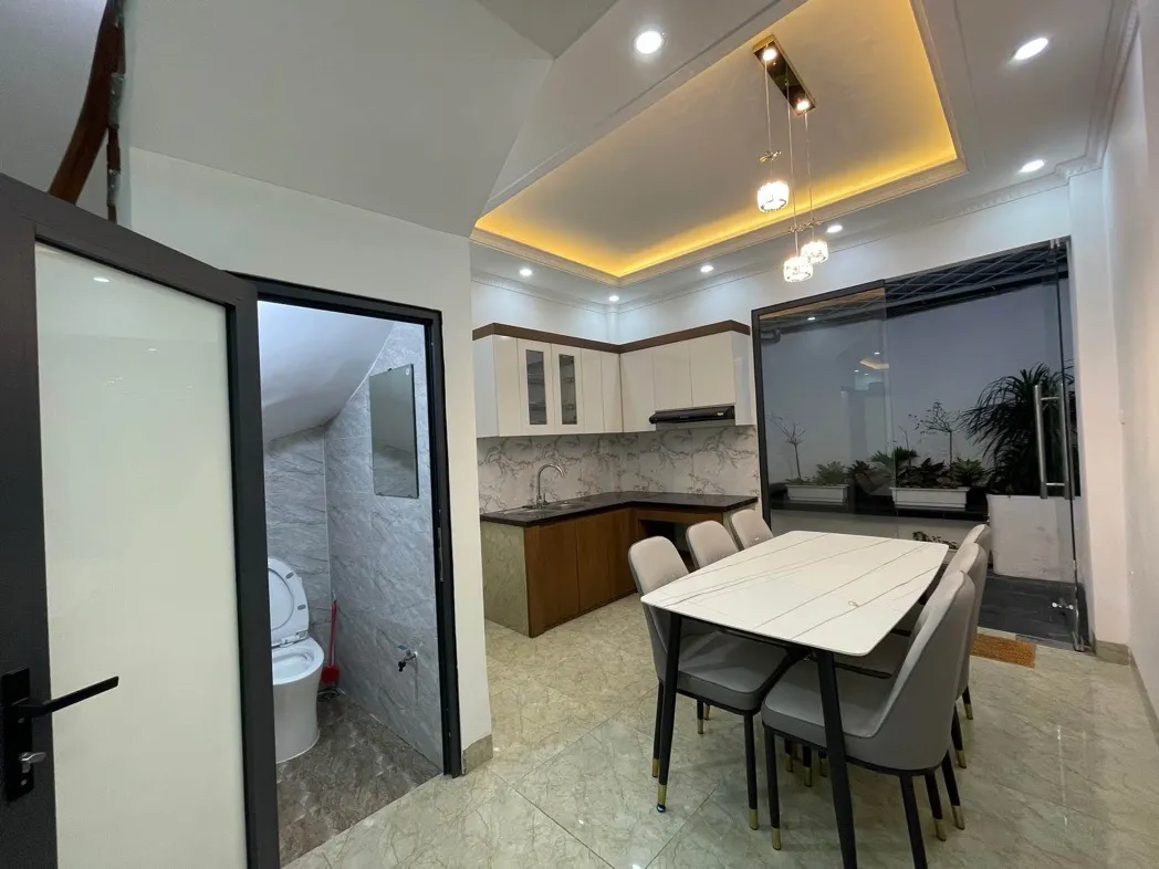 Nhỉnh 8 tỷ , nhà 58 m, 4 tầng ô tô qua nhà đỗ cửa , ngay thượng thanh - Long biên