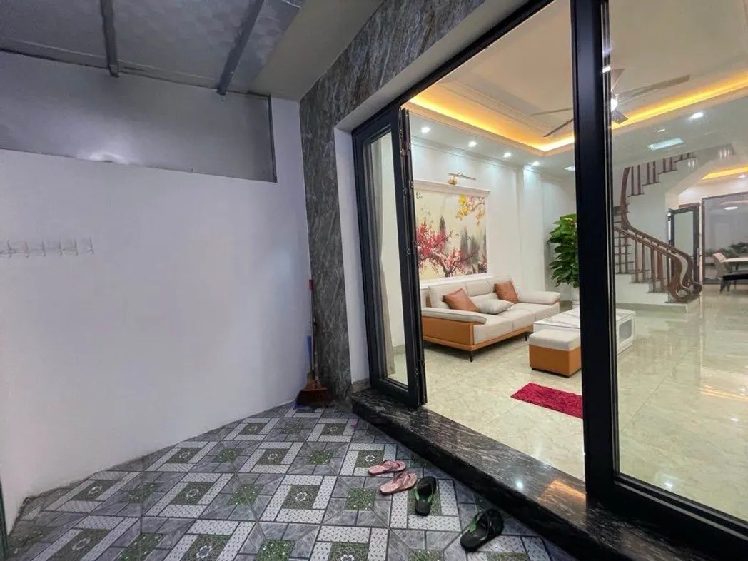 Nhỉnh 8 tỷ , nhà 58 m, 4 tầng ô tô qua nhà đỗ cửa , ngay thượng thanh - Long biên