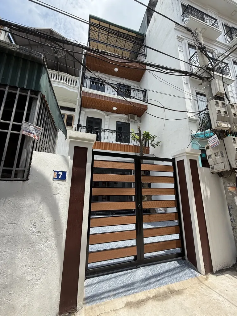 105m, nhỉnh 11 tỷ , nhà 3 tầng dân ngay chu huy mân