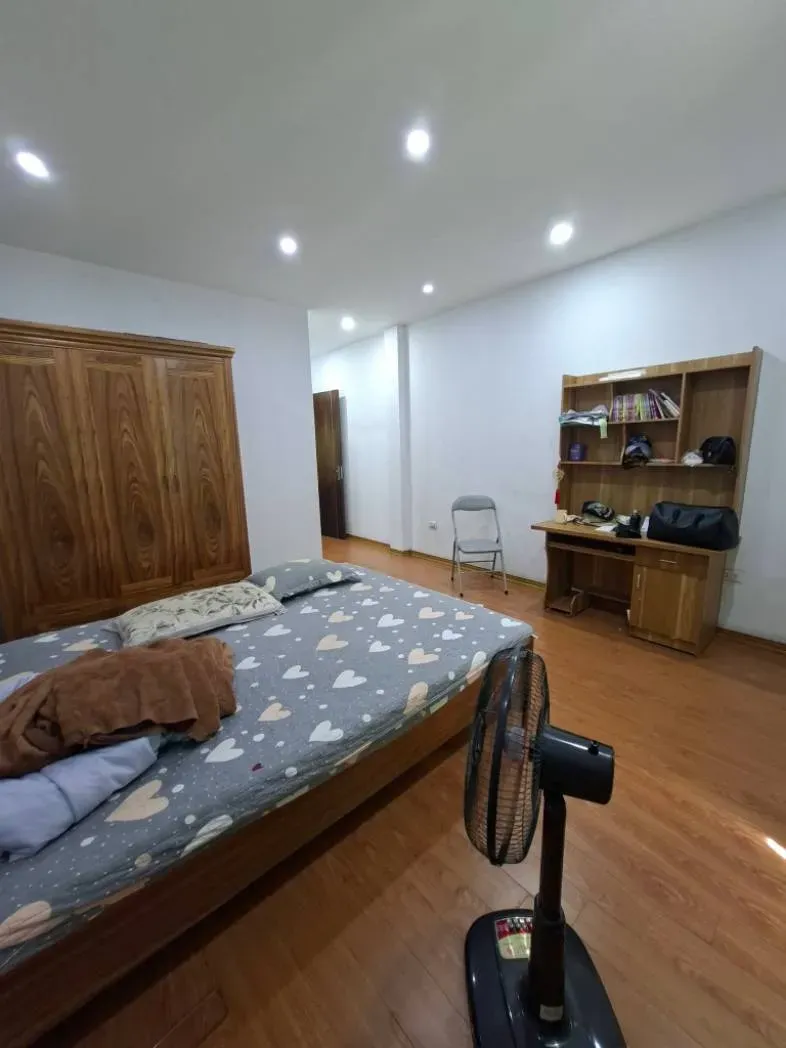 6.5 TỶ NHỈNH SỞ HỮU NGAY NHÀ ĐẸP NGUYỄN VĂN LINH – THẠCH BÀN, LONG BIÊN. DIÊN TÍCH: 36M2| 5 TẦNG| MT 4.08M. 
Ô TÔ ĐẬU NGAY CỔNG - CÁCH AEON MALL 1 KM -.TRONG TẦM NGẮM ANH CHỊ CÓ TÀI CHÍNH TỐT.
