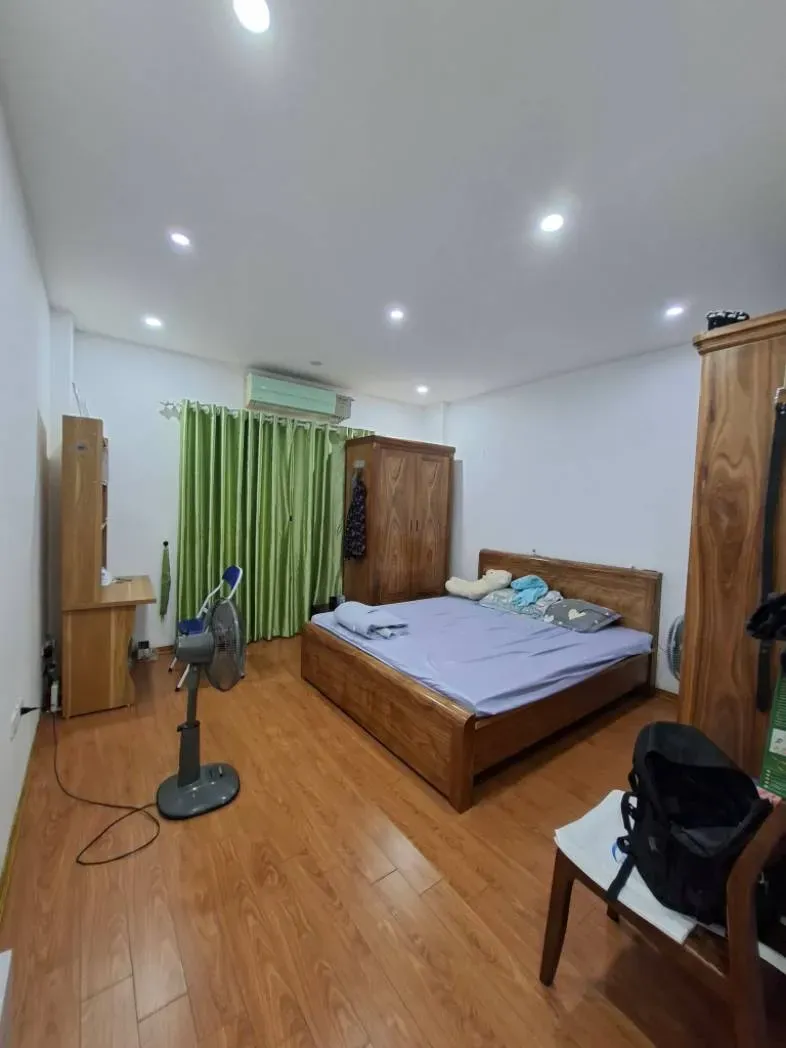 6.5 TỶ NHỈNH SỞ HỮU NGAY NHÀ ĐẸP NGUYỄN VĂN LINH – THẠCH BÀN, LONG BIÊN. DIÊN TÍCH: 36M2| 5 TẦNG| MT 4.08M. 
Ô TÔ ĐẬU NGAY CỔNG - CÁCH AEON MALL 1 KM -.TRONG TẦM NGẮM ANH CHỊ CÓ TÀI CHÍNH TỐT.